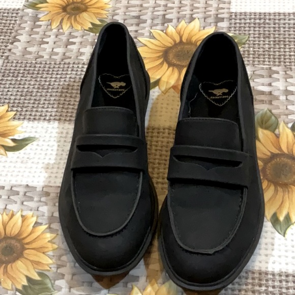 Rocket Dog black suede like loafers, size 6 1/2 - Picture 1 of 8